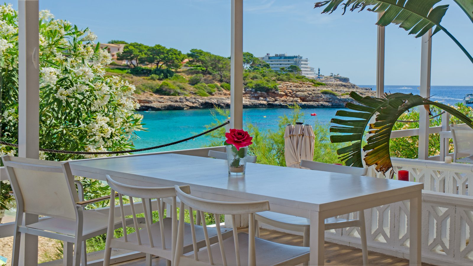 Terraza de Kaikuana Beach abierta todo el día sobre Cala Marçal