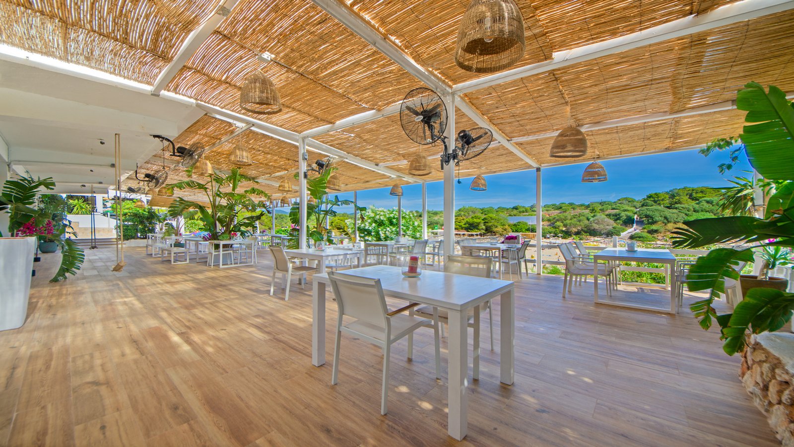 Sala comedor con vistas panorámicas al mar