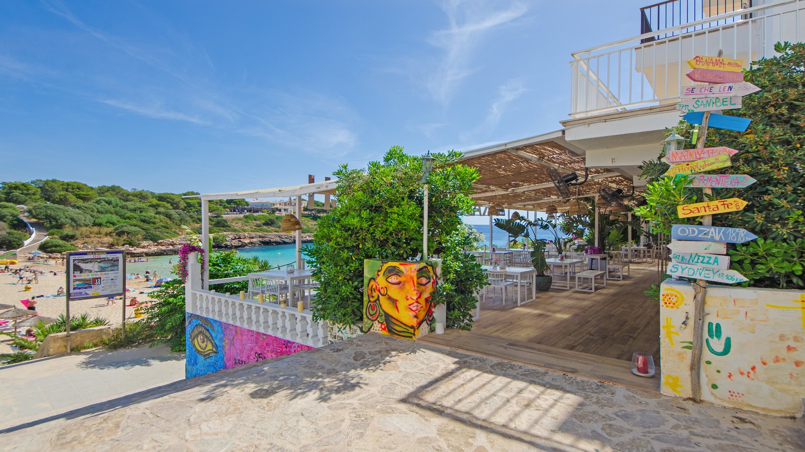 Terraza de Kaikuana Beach sobre las rocas de Cala Marçal, Portocolom